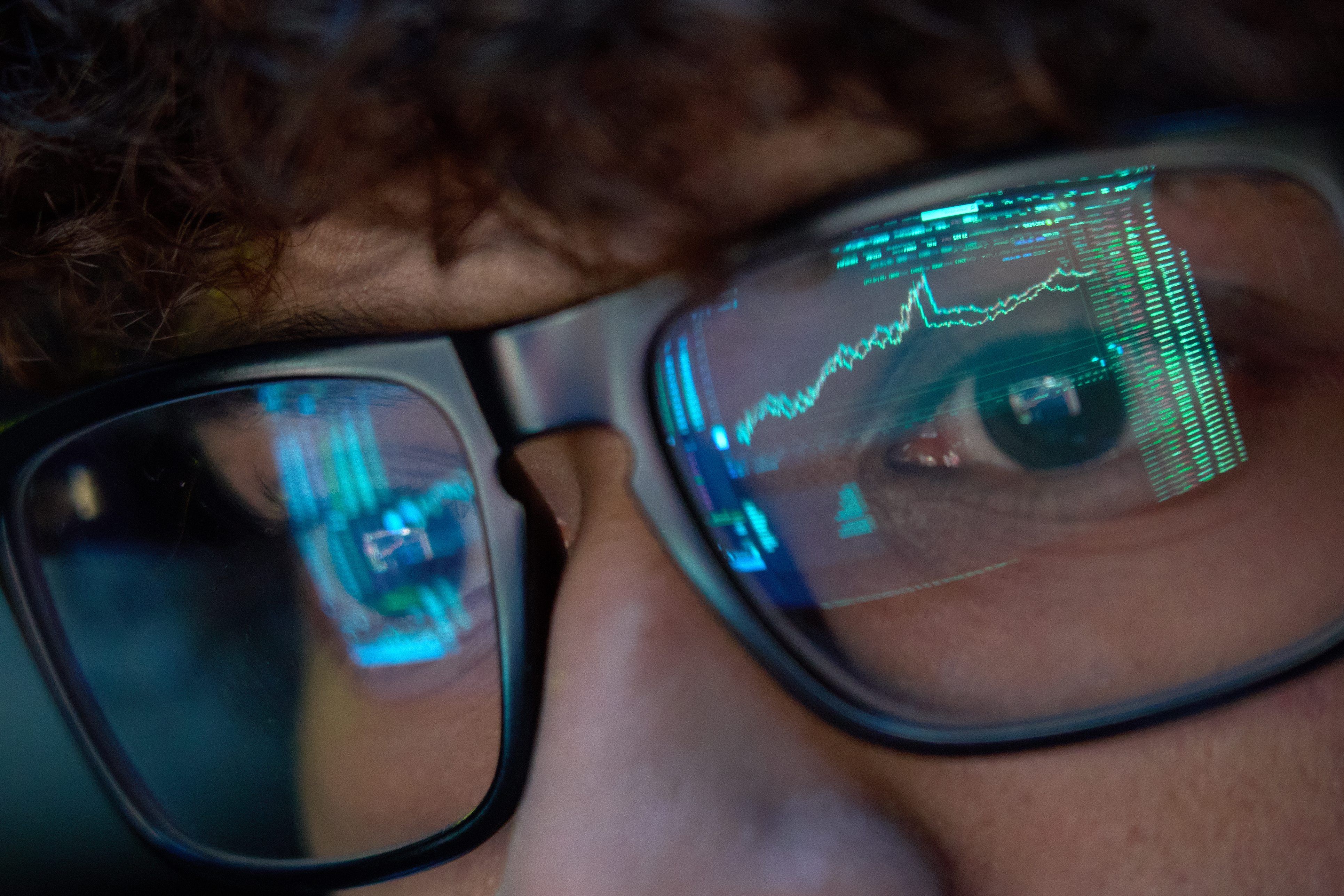 1 Scorching-Hot Trillion-Dollar Artificial Intelligence (AI) Stock to Buy in September, and 1 Highflier That's Worth Avoiding