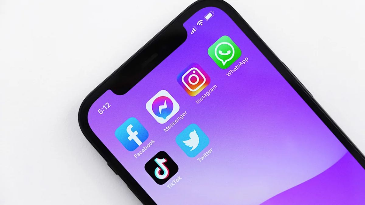 2 Tech Stocks To Watch In October 2024