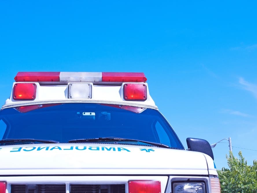 3 Drivers Hurt In Middle Country Road 3-Vehicle Crash: Police