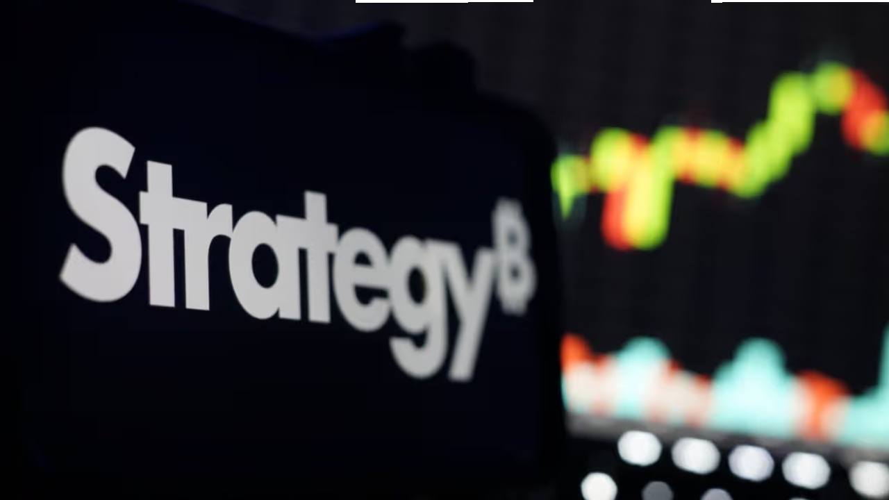 ‘A Good Time to Add More Dots': Saylor Sparks Bitcoin Buy Buzz After Strategy's Rare BTC Sale