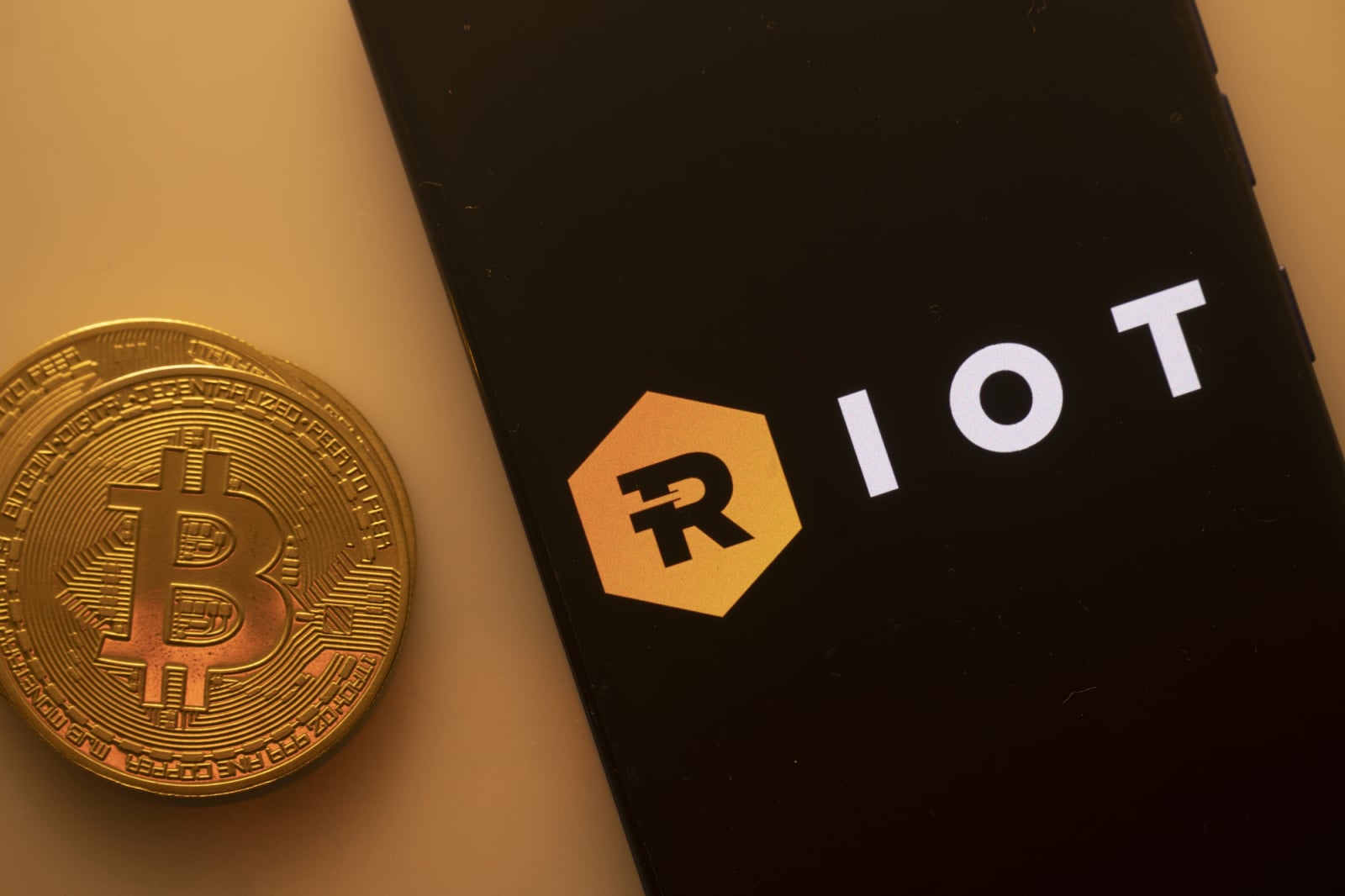 AI Over Bitcoin: Mining Giant Riot Cashes Out 4,300 BTC for Data Center Buildout