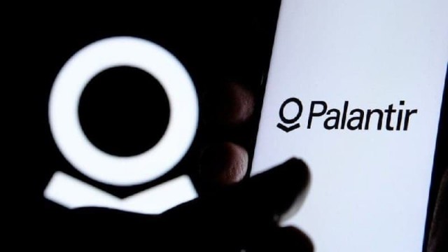 AI predicts Palantir stock price amid revenue surge and market momentum