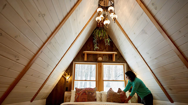 Airbnb stock sinks on weak third quarter revenue guidance