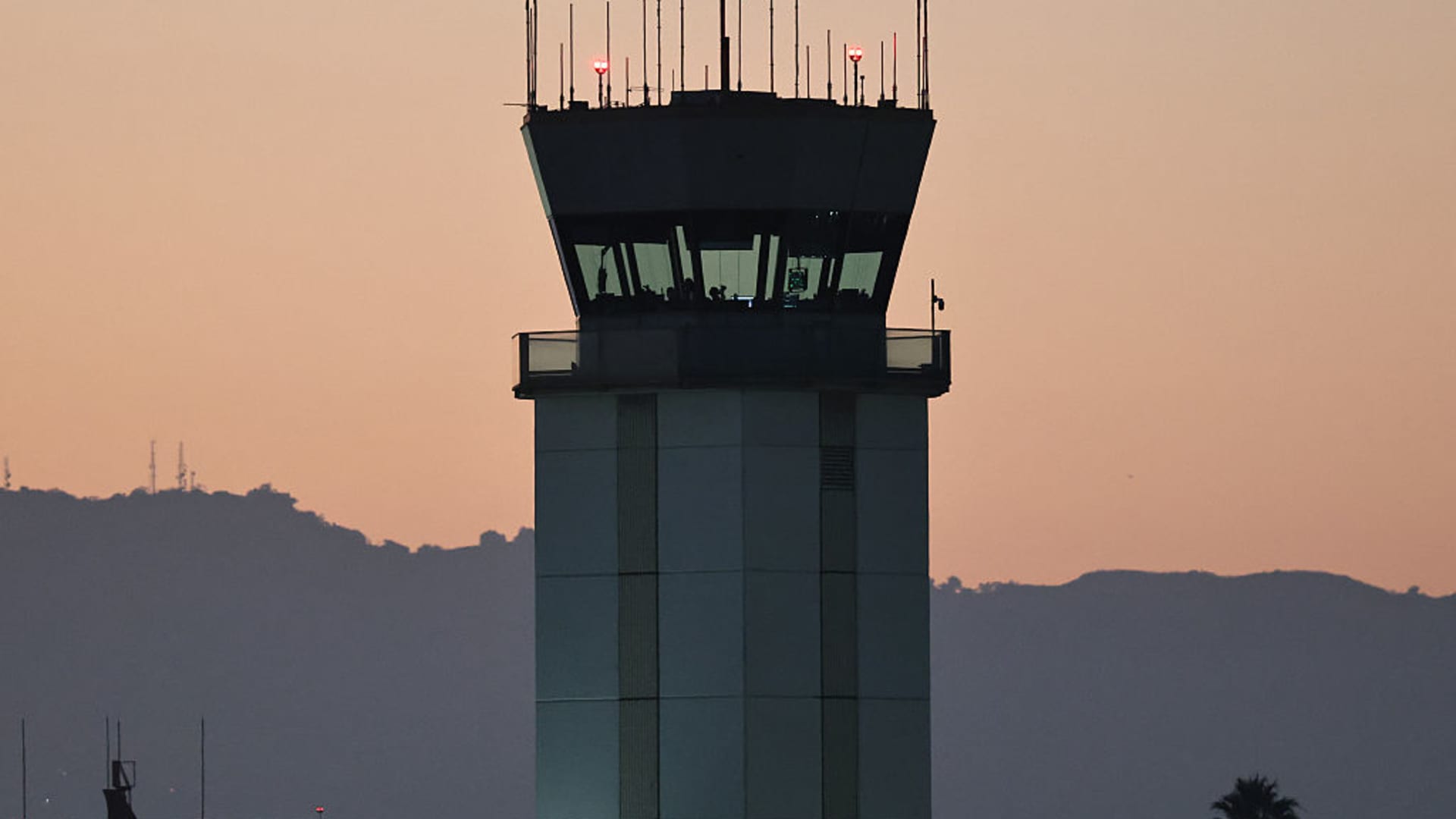 Airlines tell passengers to prepare for delays as government shutdown continues