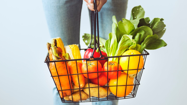 Albertson's Q1 revenue tops estimates but profit misses