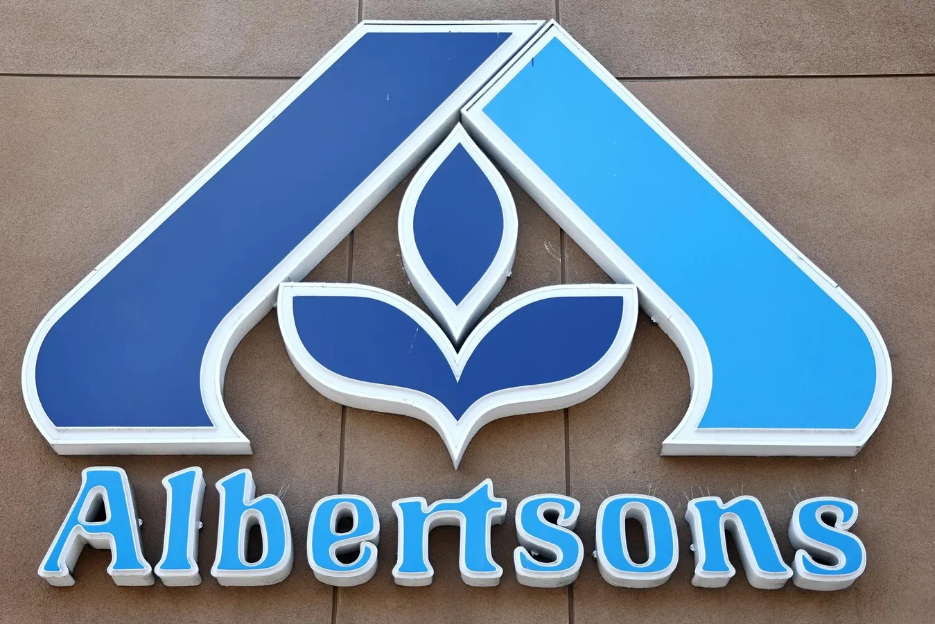 Albertsons Shares Soar 14% After Grocer Raises Sales And Profit Outlook