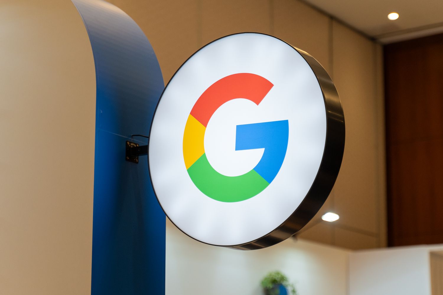 Alphabet's Google, Anthropic Mulling Multibillion-Dollar Cloud Deal, Report Says
