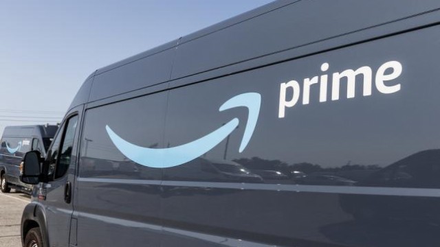 Amazon Climbs Above 2021 Highs: Time to Buy the E-Commerce Giant?