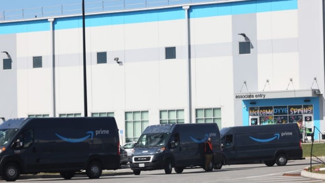 Amazon union in New York adds Teamsters affiliation before ratification vote
