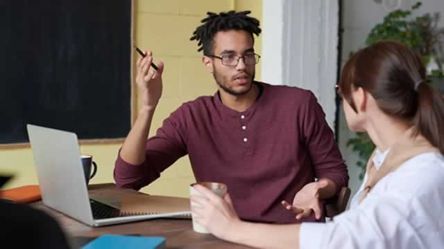 Amazon vs. Apple: Which Mag 7 Is the Better Buy?