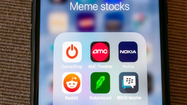 Foto von AMC Craters On New Woes, GameStop Reports; Are Meme Stocks A Buy Now?