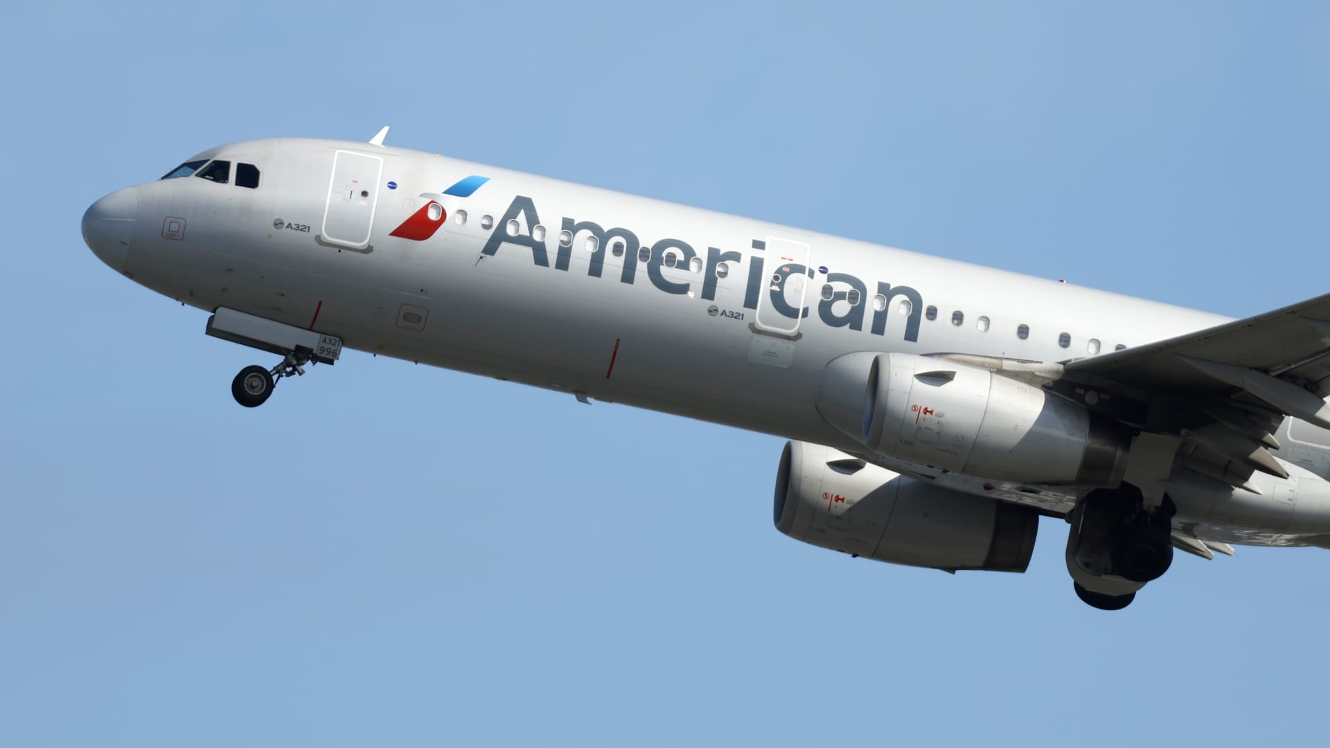American Airlines' fourth quarter forecast tops estimates