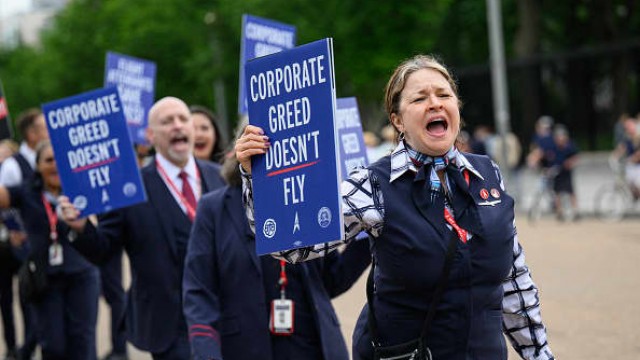 American Airlines offers flight attendants 17% raises as contract talks drag on