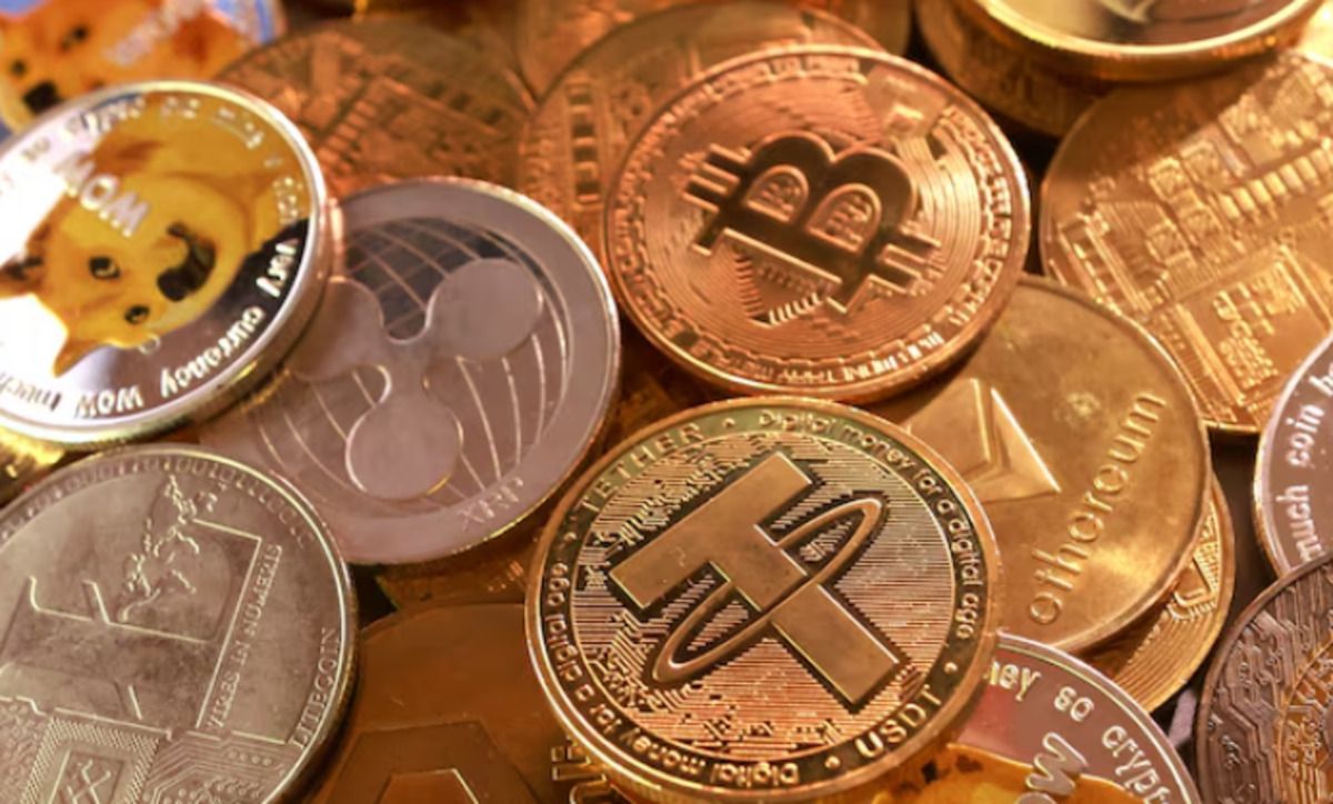 Analyst Says DOGE Could Mirror XRP's Historic Cycle