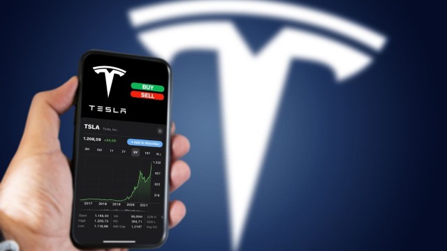 Analysts revise Tesla (TSLA) stock price target
