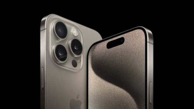 Apple Has One Shot To Nail 'Paradigm Shift' Opportunity, Change The Way We Engage With AI: Gene Munster, 'If They Miss This They're In Trouble' - Apple (NASDAQ:AAPL)