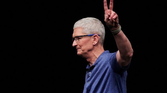 Apple shares pop to record high after company unveils AI software