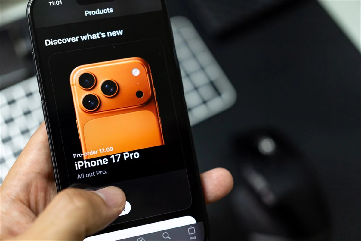 Apple Stock Positioned for Holiday Gains With iPhone 17 Boost