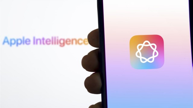 Apple Stock's All-Time High: Can AI Outweigh Earnings Jitters?