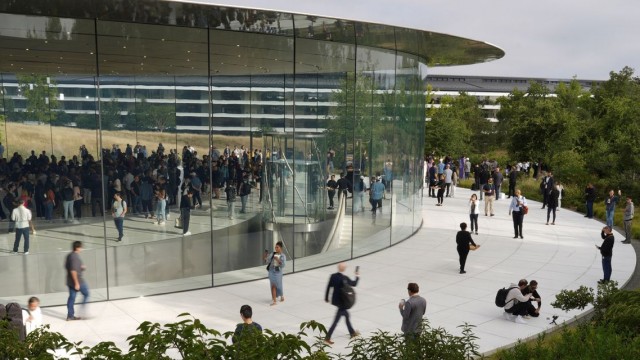 Apple Sued by Employees Alleging Unequal Pay for Women