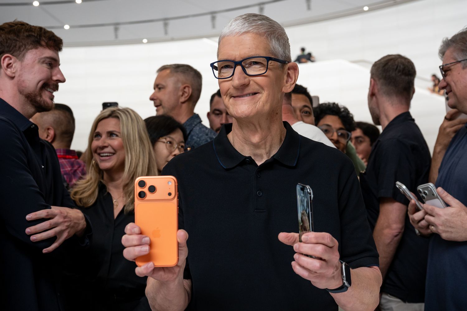 Apple's iPhone 17 'Far Outpaces' Sales of Prior Lineup in US and China, Report Shows