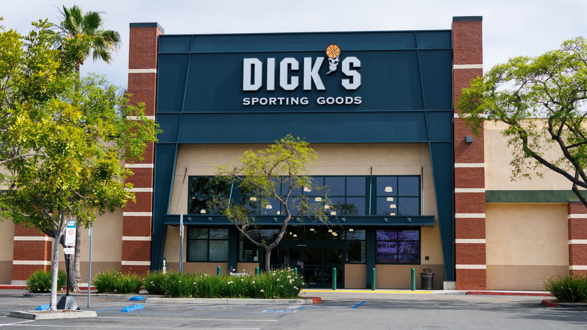 As many retailers shrink their footprints, Dick's Sporting Goods goes big