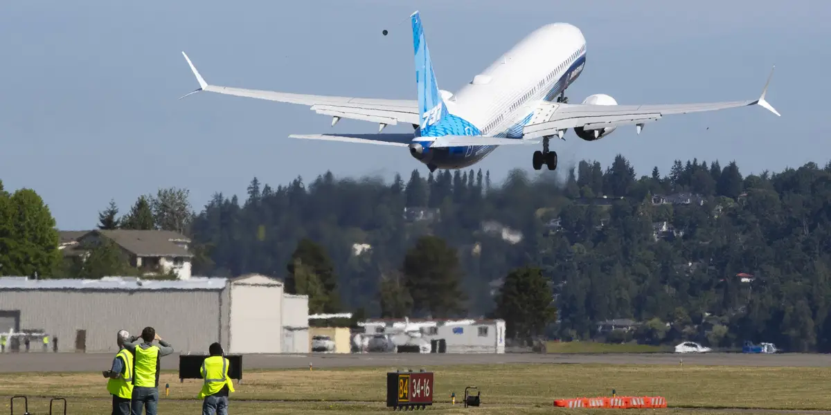 Aviation experts say Boeing should be dreaming up its next clean-sheet jet — even if it's a decade away