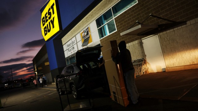 Best Buy reports bigger-than-expected drop in quarterly comparable sales
