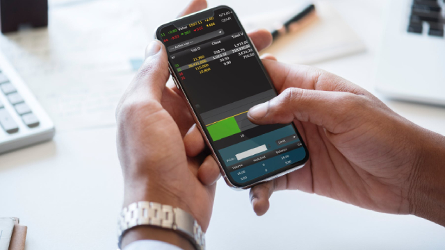 Better Buy: Bitcoin vs. Strategy (MicroStrategy)