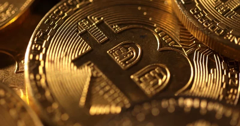 Bitcoin falls below $73,000 despite Trump's push for CLARITY Act