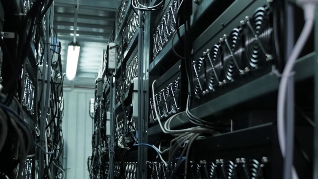 Bitcoin or Marathon Digital: Which is a better pick?