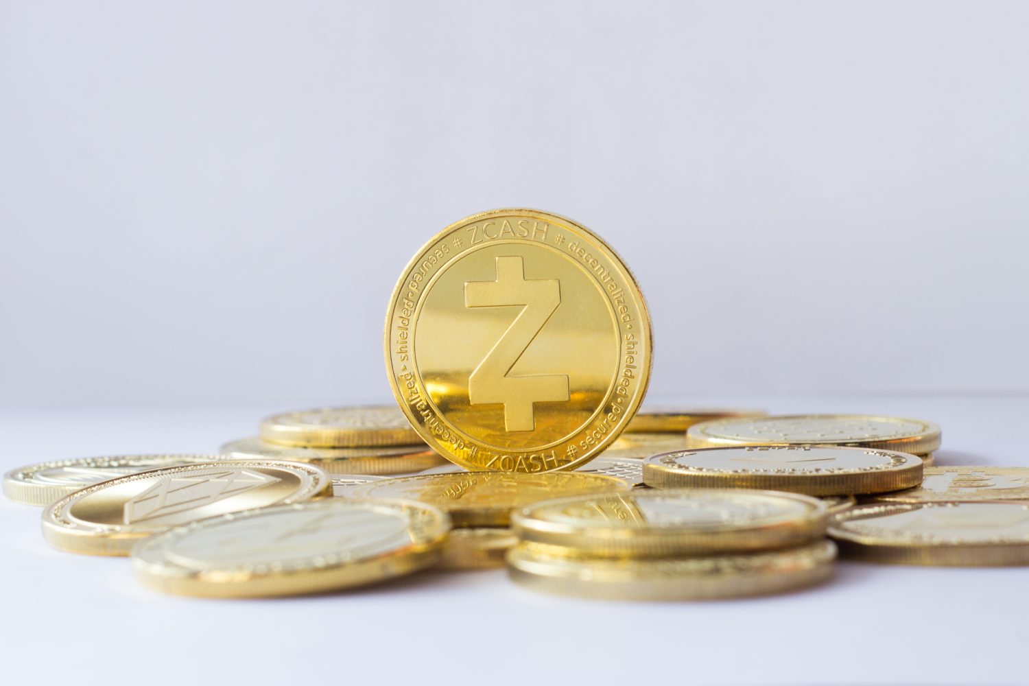 Bitcoin or Zcash: Which Is the Better Buy After Zcash’s 26% Monthly Drop?