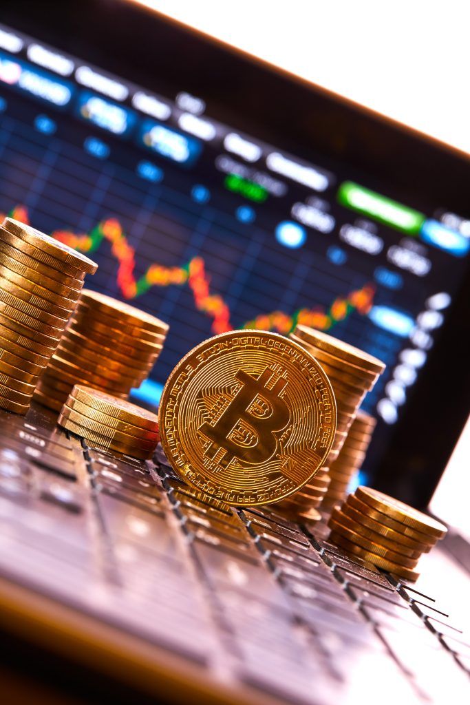 Bitcoin sees a 4.3% weekly decline amid miner sell-offs and ETF outflows