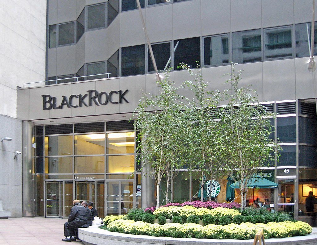 BlackRock CEO Larry Fink Earns $37.7M as Bitcoin ETF Becomes Major Revenue Driver