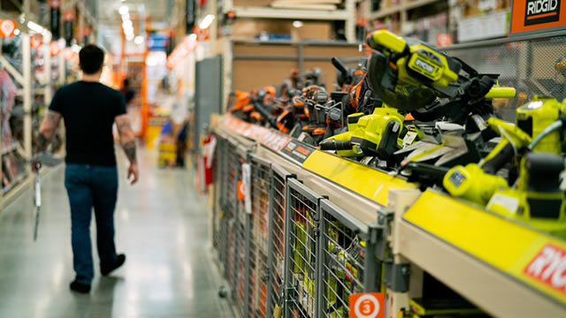 Blue-Chip Stock Seeing a Pre-Earnings Pullback