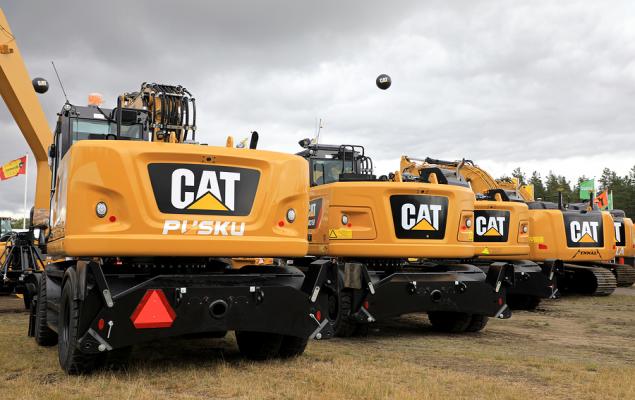CAT to Report Q3 Earnings: Can Volume Recovery Offset Tariff Woes?