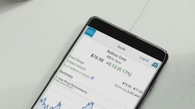 Foto von Charles Schwab CEO: What young investors should do in a down market