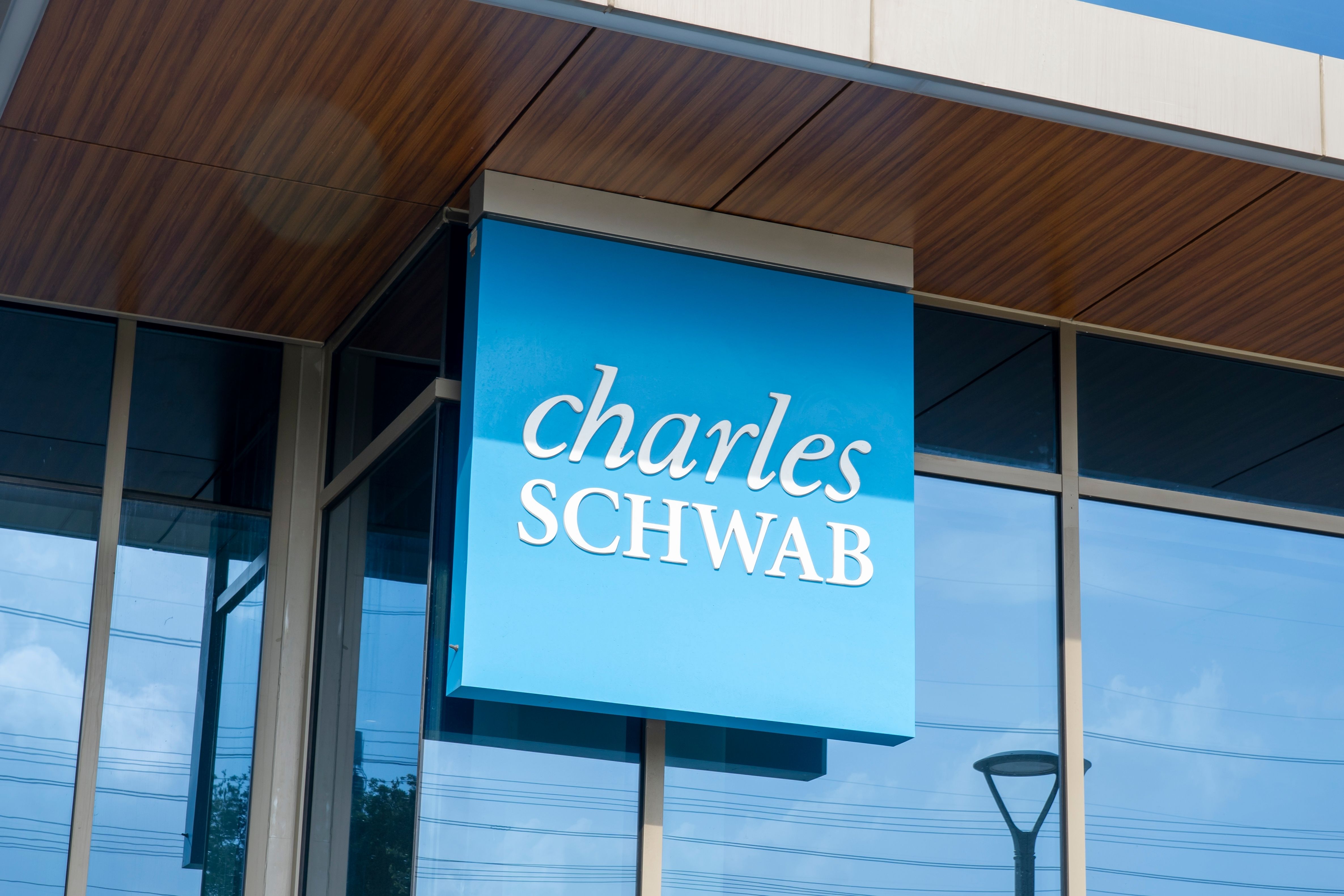 Charles Schwab to Roll Out Bitcoin and Ethereum Trading in “Next Few Weeks”
