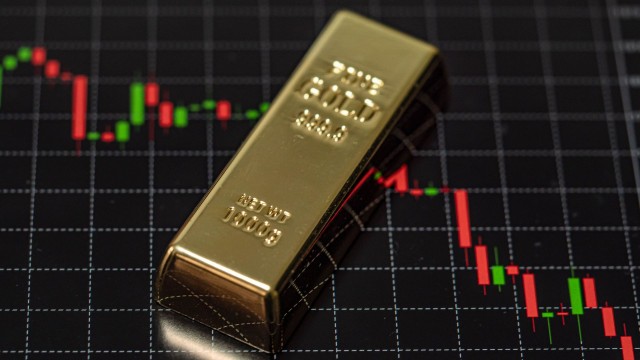 China's shock pause on gold purchases overshadows jobs report, triggers algo-driven search for stops