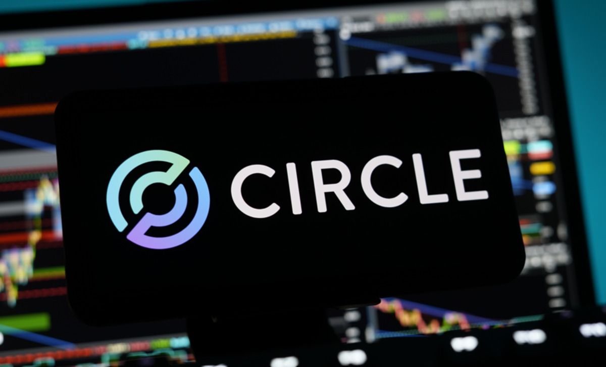 CRCL Stock Crashes 18% Even as USDC Stablecoin Usage Soars 600%