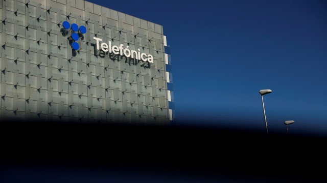 Criteria to raise stake in Telefonica to 10%, El Confidencial says