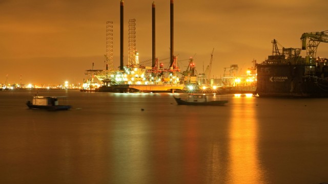 Crude oil prices drop by over 1.5% amid Federal Reserve's stance on interest rates