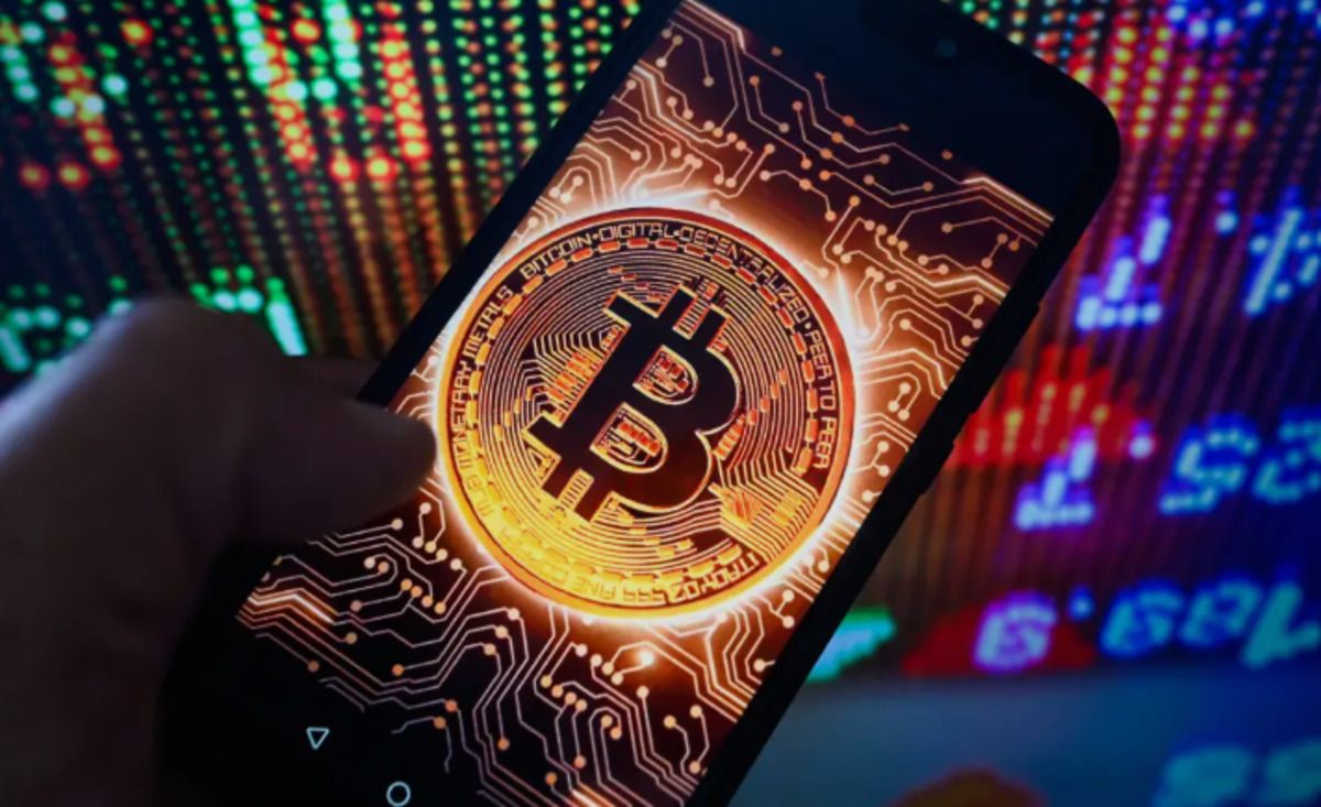 Crypto Funds Gain $1.2B as Bitcoin Holds Weekly Strength