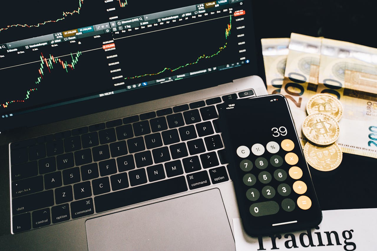 Crypto Market Eyes Volatile Monday as Bitcoin, Gold, and Stocks React to ETF Outflows, Fed Risks