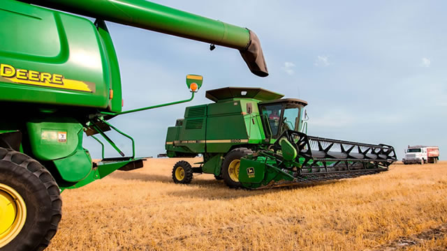 DE Q3 Earnings Beat Estimates on Construction & Turf Strength