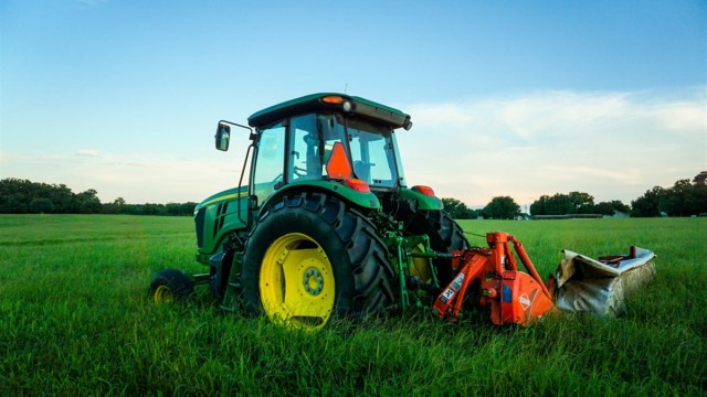 Deere & Company's Q2 Report: Strong Revenue, Cautious Outlook