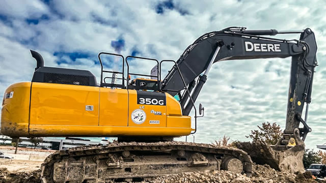 Deere (DE) Advances While Market Declines: Some Information for Investors