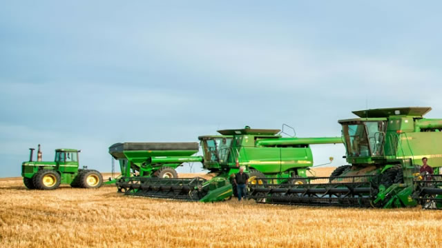 Deere (DE) Q3 Earnings: Taking a Look at Key Metrics Versus Estimates