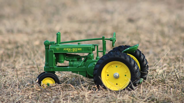 Deere Earnings Surpass Estimate in Q1, Sales Increase Y/Y