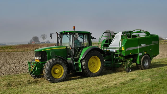 Deere Ready to Report Q4 Earnings: Here's What to Expect for the Stock